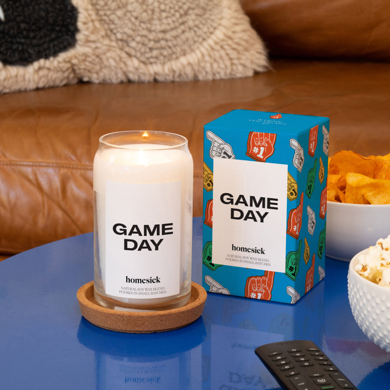 HMS.College.Towns_.Game_.Day_.Candle.1.Ecom_.PDP_.4.jpg